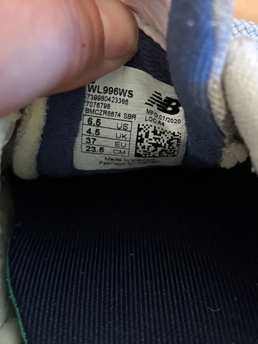 New Balance 996 sneakers in a grey, blue, and pink colorway size 6.5